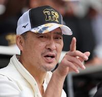 　試合を見る渡辺謙（撮影・田中太一）