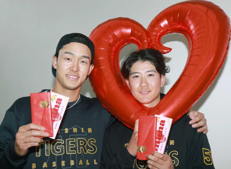 　バレンタインデーに笑顔の小幡（左）と山田のイケメンコンビ（撮影・金田祐二）