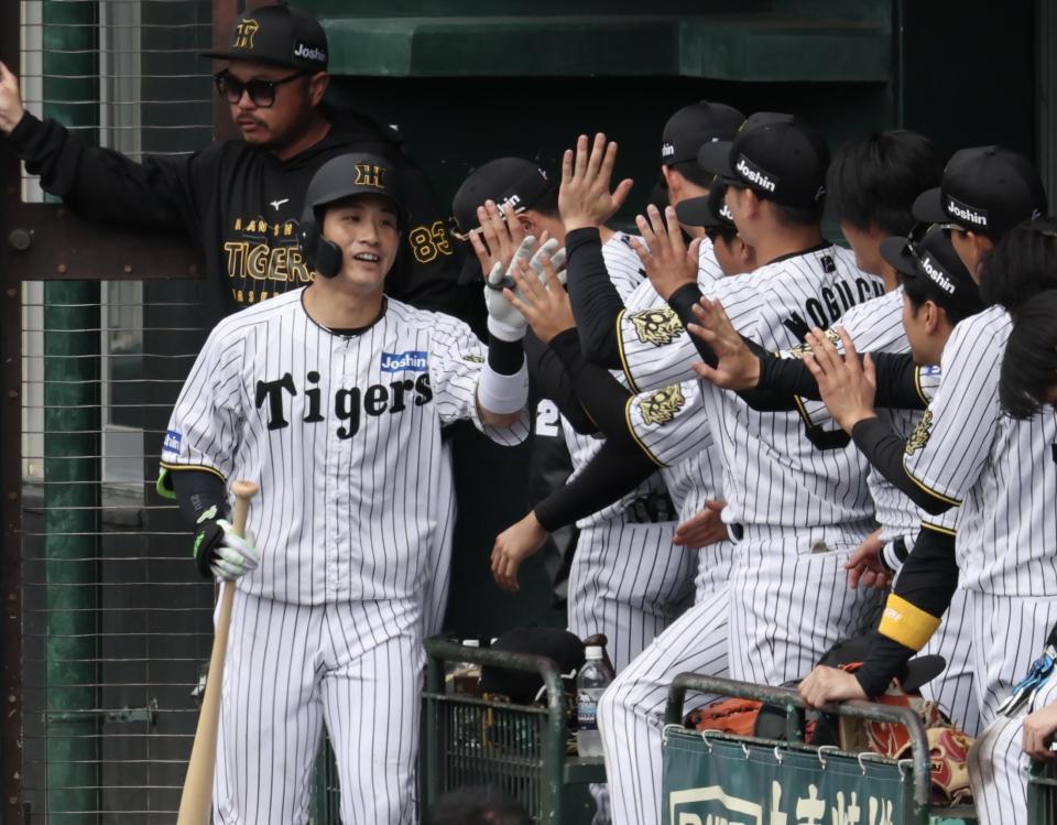 　２回、本塁打を放ち藤川監督に迎えられる木浪（撮影・田中太一）