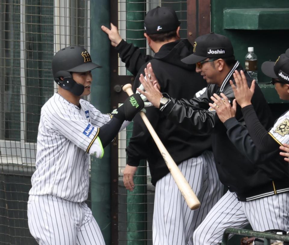 　２回、本塁打を放ち藤川監督に迎えられる木浪（撮影・田中太一）
