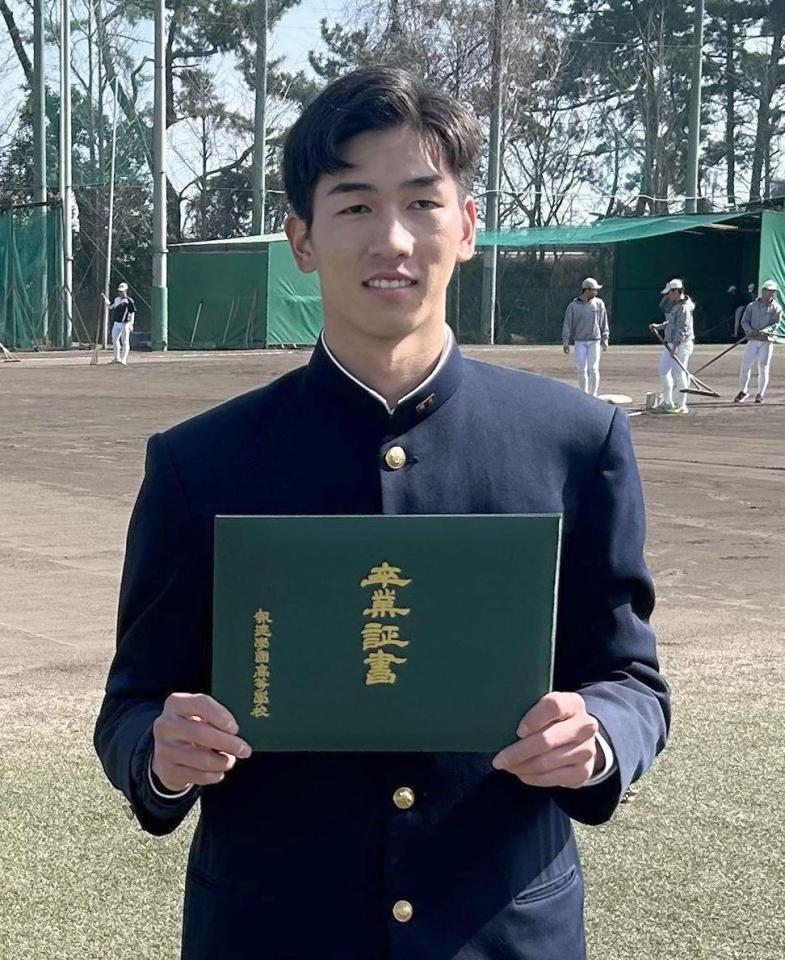 　卒業証書を掲げる今朝丸