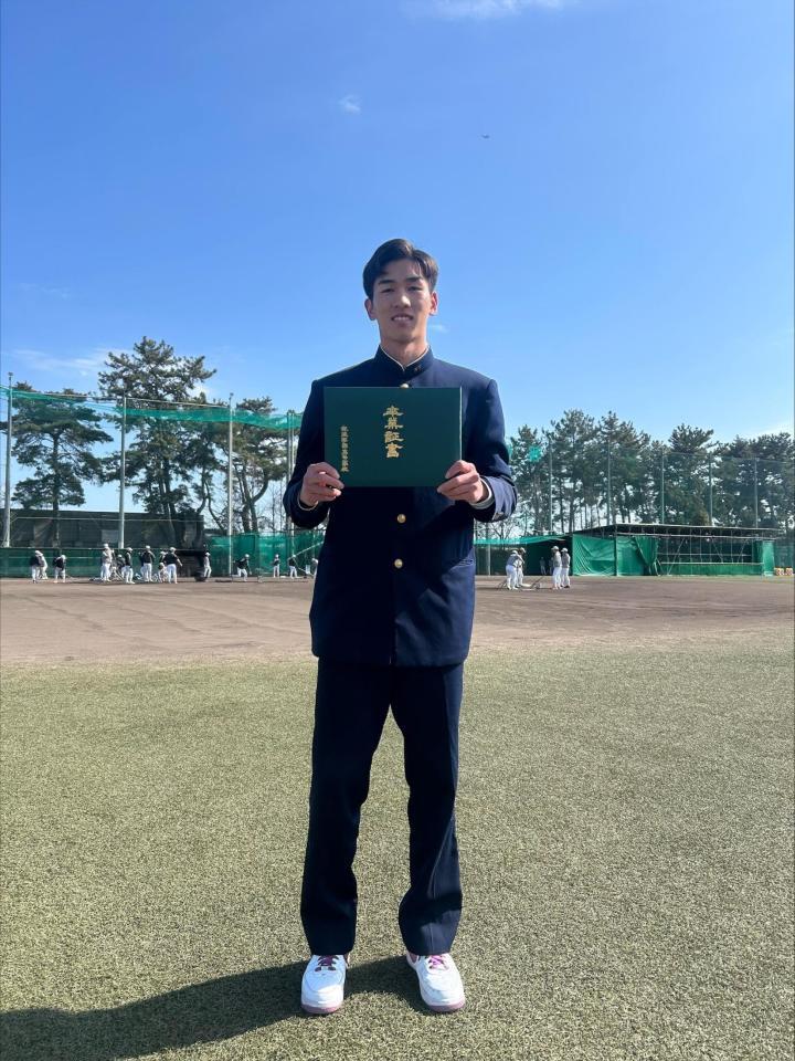 　卒業証書を掲げる今朝丸