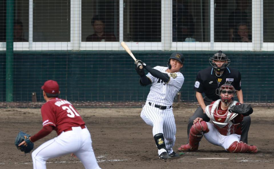 　５回、右越え３ランを放つ前川（撮影・金田祐二）