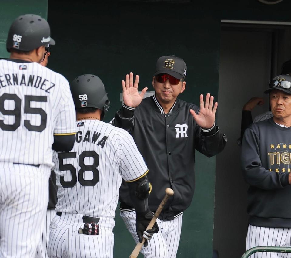 　５回、３ランを放った阪神・前川を迎える藤川監督（中央）