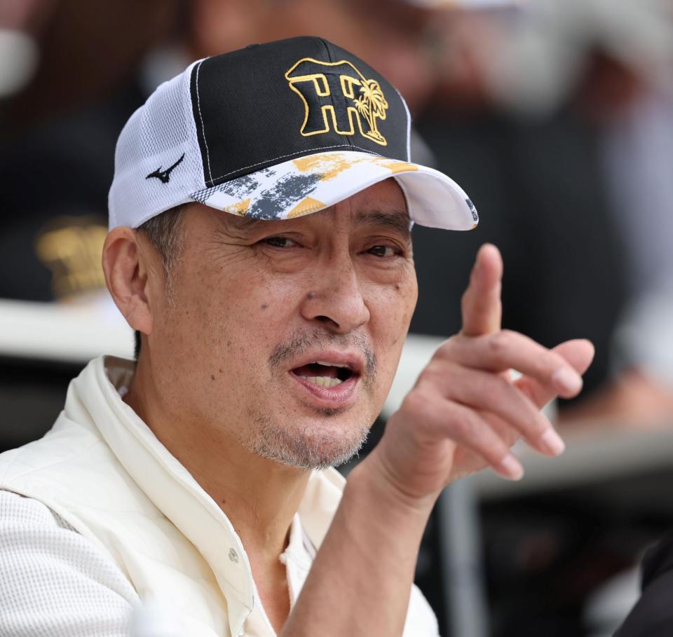 　試合を見る渡辺謙（撮影・田中太一）