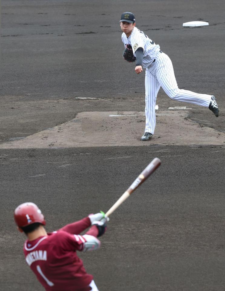 　１回、宗山（手前）を打ち取る門別（撮影・田中太一）