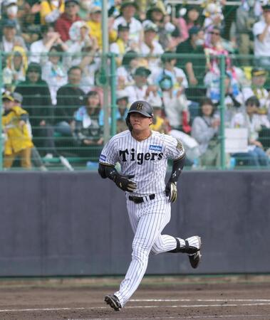 　５回、３ランを放った前川はファンの歓声を背に本塁へ向かう（撮影・北村雅宏）