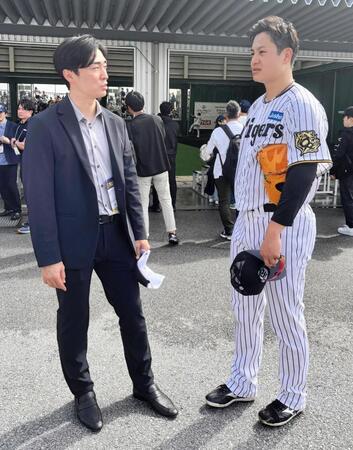 　元ソフトバンク・和田毅氏（左）に挨拶する大竹