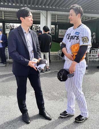 　元ソフトバンク・和田毅氏（左）に挨拶する大竹