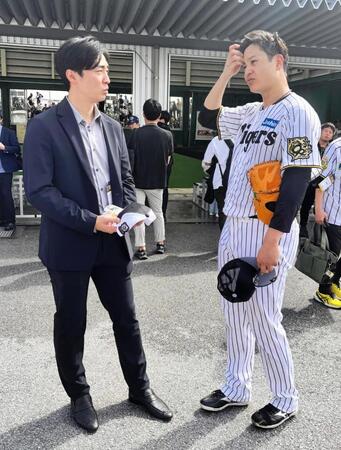 　元ソフトバンク・和田毅氏（左）に挨拶する大竹