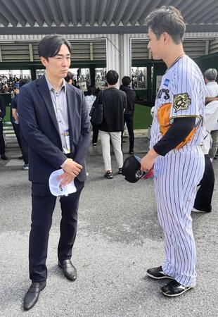 　元ソフトバンク・和田毅氏（左）に挨拶する大竹