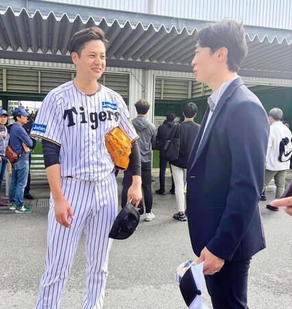 　元ソフトバンク・和田毅氏。右は挨拶する大竹