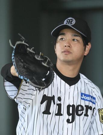 　ブルペンで投球練習する高橋（撮影・西田忠信）