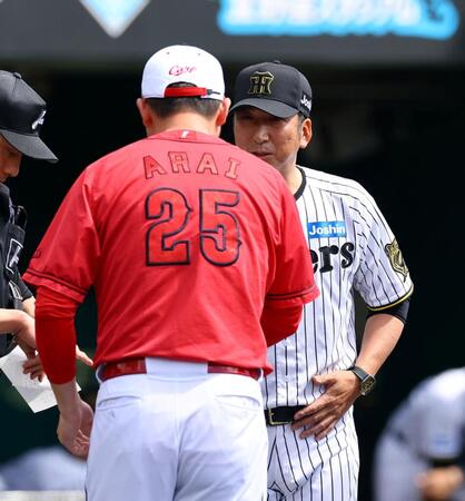 阪神 藤川監督と新井監督がメンバー交換で笑い合う かつて宜野座でファンを魅了した2人が指揮官となって再会
