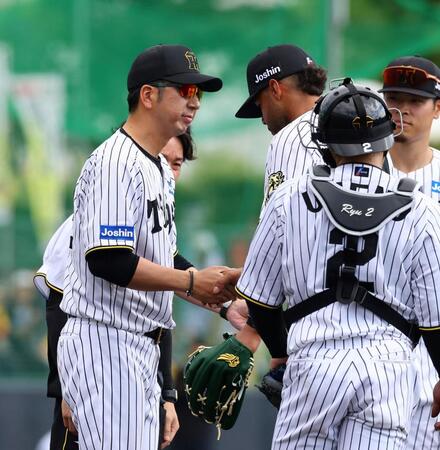 　５回、藤川監督（左）はベタンセスに交代を告げ握手をする（撮影・山口登）