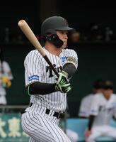 　６回、適時打を放つ高寺（撮影・北村雅宏）