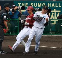 　１回、宗山を一ゴロにしとめる門別（撮影・金田祐二）