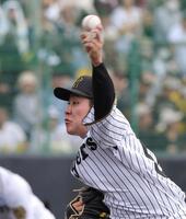 　３回から登板する富田（撮影・北村雅宏）