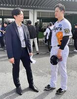 　元ソフトバンク・和田毅氏（左）に挨拶する大竹