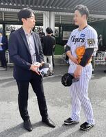 　元ソフトバンク・和田毅氏（左）に挨拶する大竹