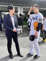 　元ソフトバンク・和田毅氏（左）に挨拶する大竹