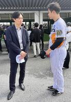 　元ソフトバンク・和田毅氏（左）に挨拶する大竹