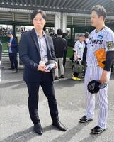 　元ソフトバンク・和田毅氏（左）に挨拶する大竹