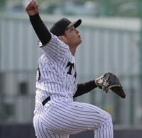 　６回から登板する松原