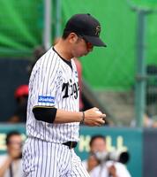 　５回、ボールを手にマウンドに向かう藤川監督（撮影・山口登）