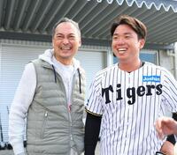 　村上（右）と談笑する渡辺謙（撮影・山口登）