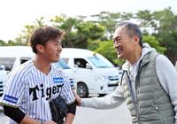 　桐敷（左）を激励する渡辺謙（撮影・山口登）