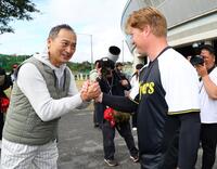 　ネルソン（右）を激励する渡辺謙（撮影・山口登）