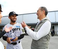 　ゲラ（左）と談笑する渡辺謙（撮影・山口登）