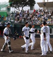 　８回の１イニングを無失点に抑え、ベンチに戻る工藤（中央）＝撮影・北村雅宏