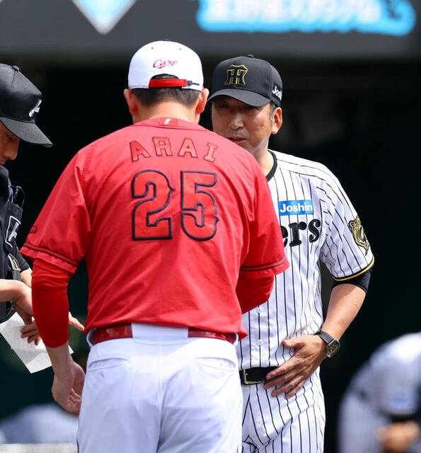 阪神 藤川監督と新井監督がメンバー交換で笑い合う かつて宜野座で