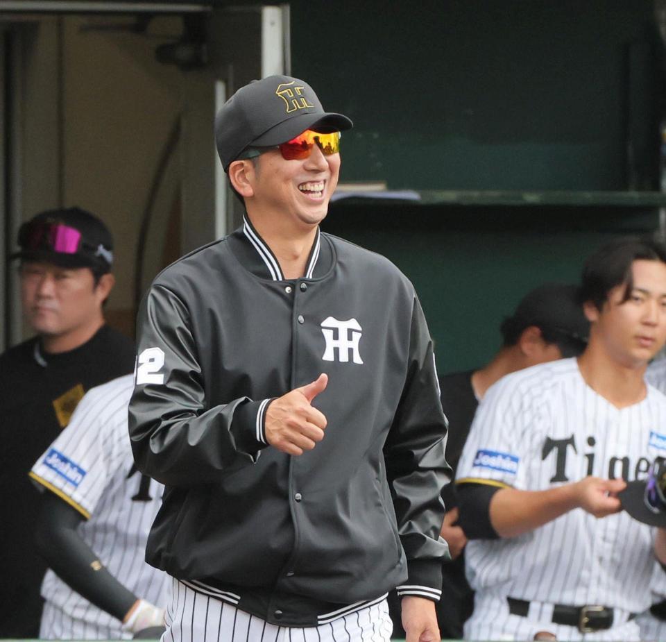 　８回を終え、選手交代に向かう藤川監督（撮影・北村雅宏）