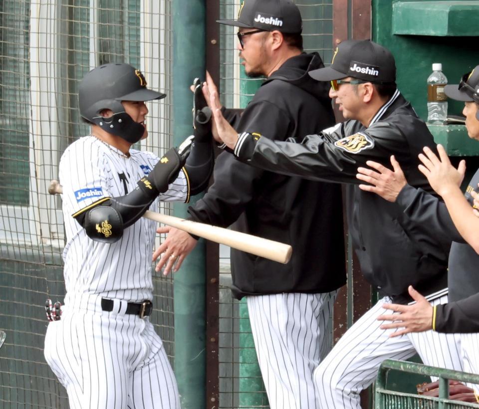 　５回、３ランを放った前川は藤川監督に迎えられる（撮影・田中太一）