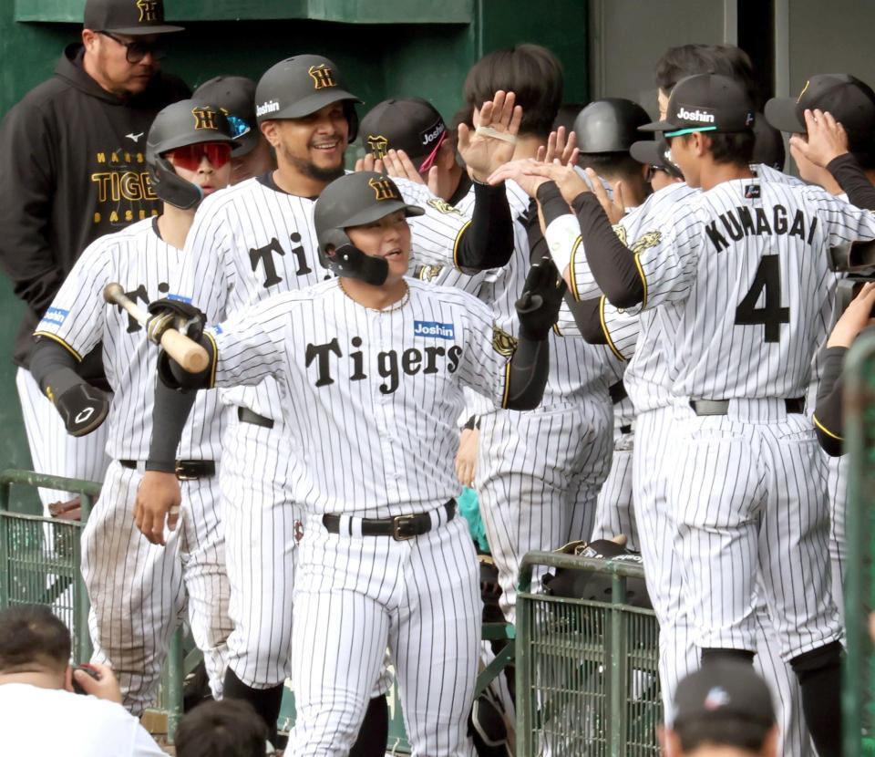 　５回、３ランを放ち、ナインに迎えられる前川（撮影・田中太一）