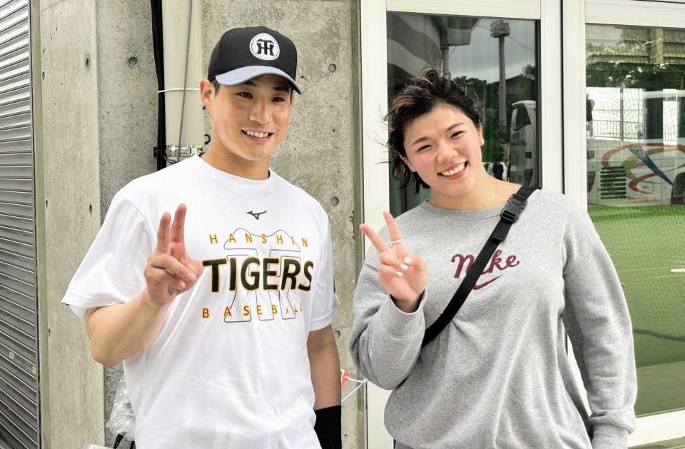 　チーム１号を放った推しの木浪（左）と記念撮影する鏡優翔