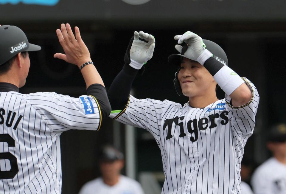 　２回、ソロを放ち、筒井コーチとタッチを交わす木浪（右）＝撮影・北村雅宏