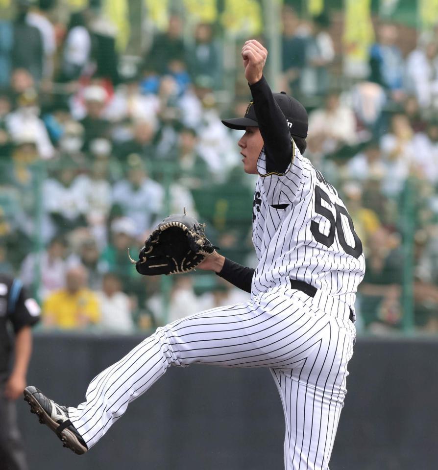 　３回から登板する富田（撮影・北村雅宏）