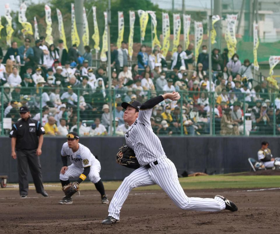 　３回から登板する富田（撮影・北村雅宏）