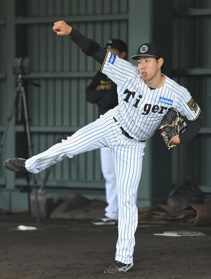 　ブルペンで投球練習する工藤（撮影・西田忠信）