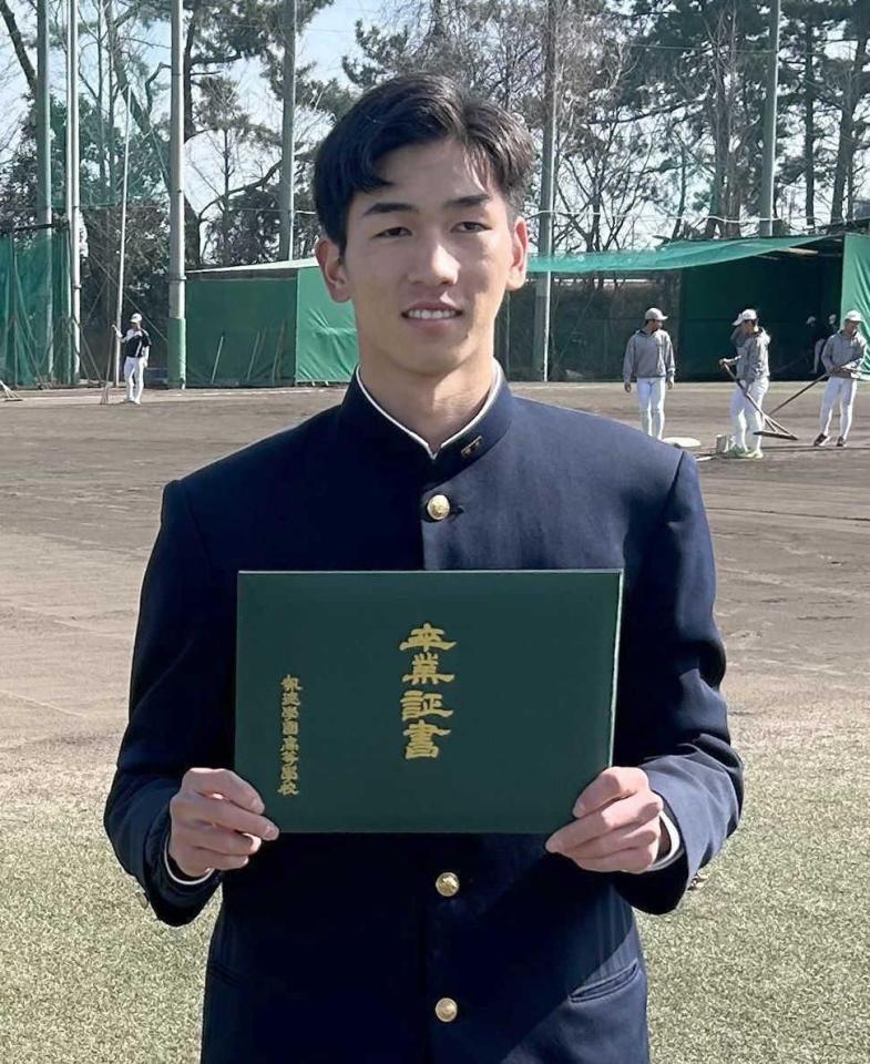 　卒業証書を掲げる今朝丸