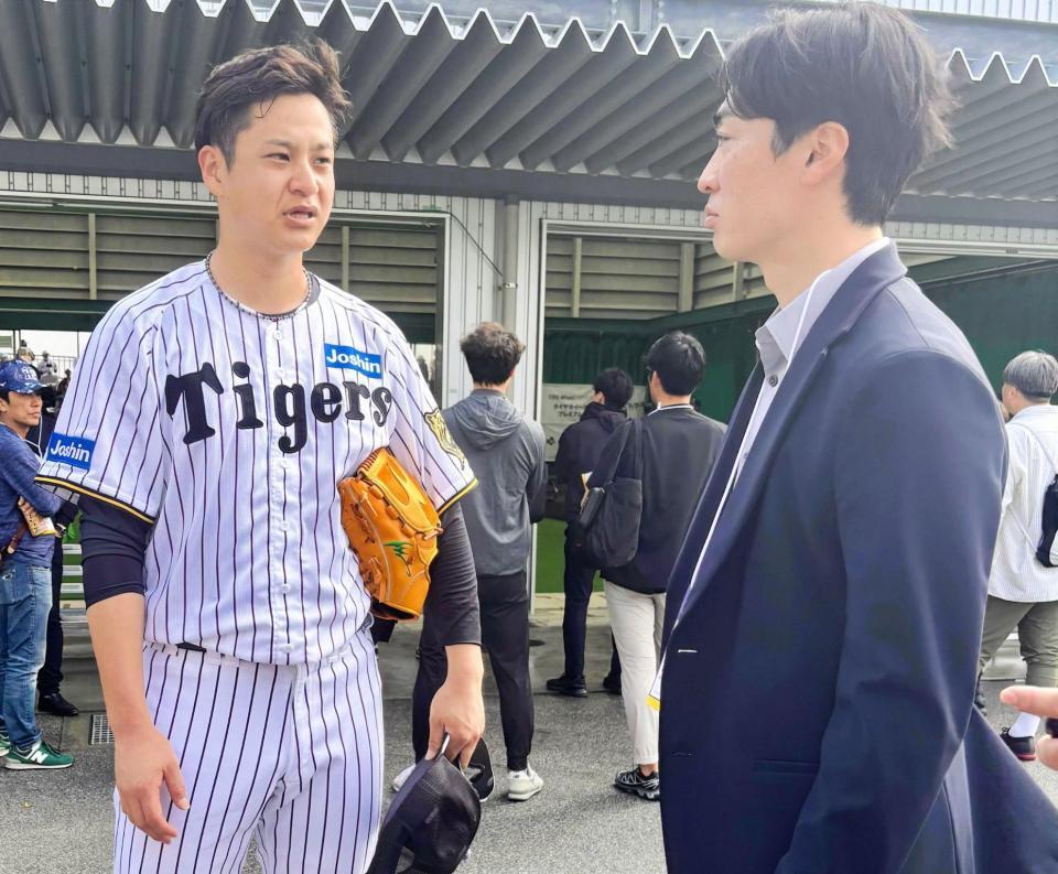 　元ソフトバンク・和田毅氏（右）に挨拶する大竹