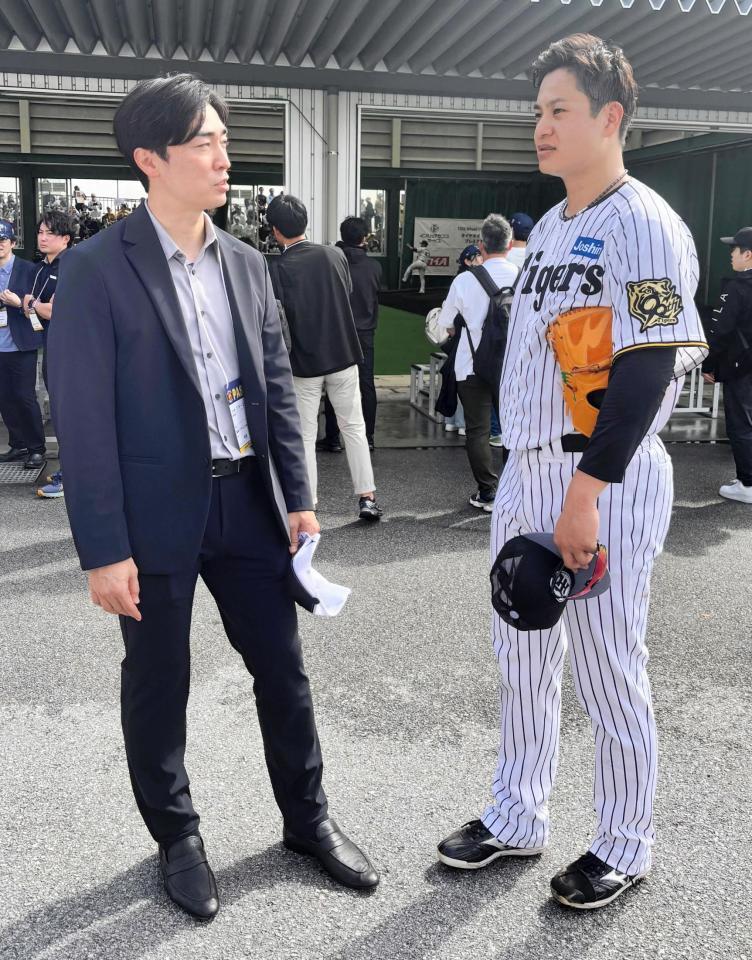 　元ソフトバンク・和田毅氏（左）に挨拶する大竹