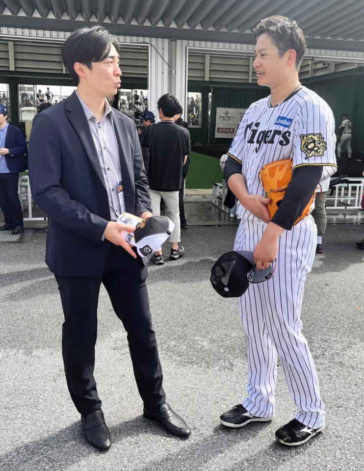 　元ソフトバンク・和田毅氏（左）に挨拶する大竹