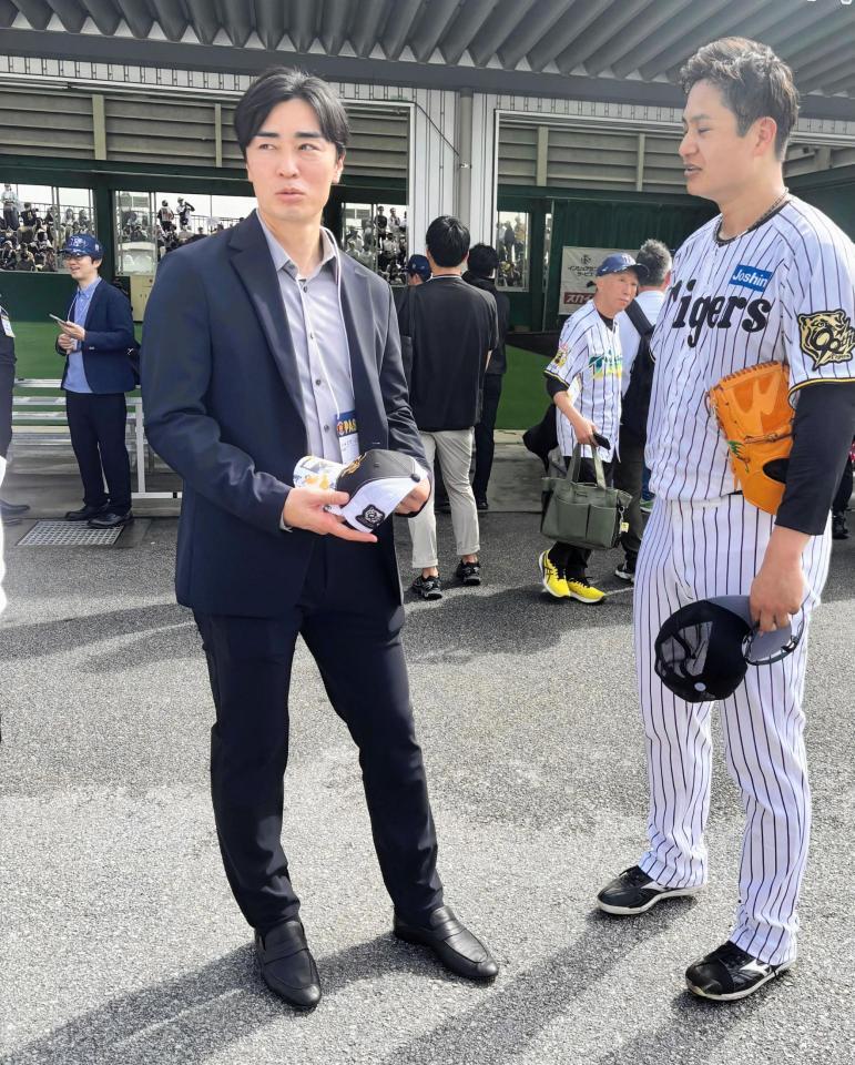 　元ソフトバンク・和田毅氏（左）に挨拶する大竹