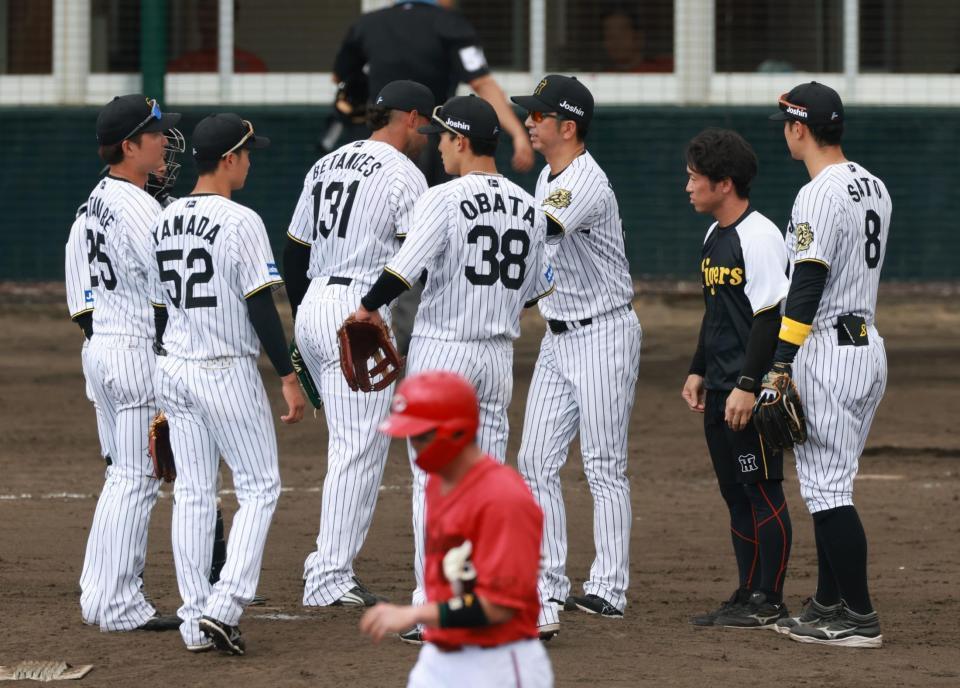 　５回、ベタンセスを降板させる藤川監督（撮影・金田祐二）