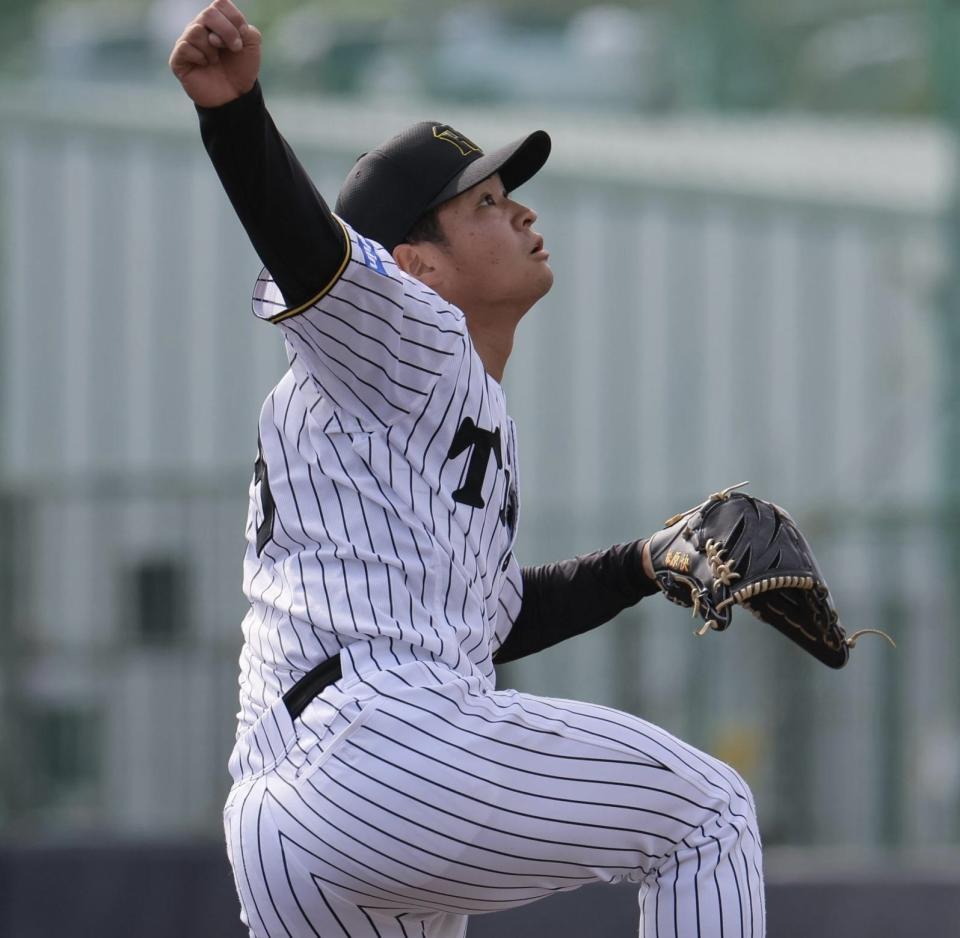 　６回から登板する松原